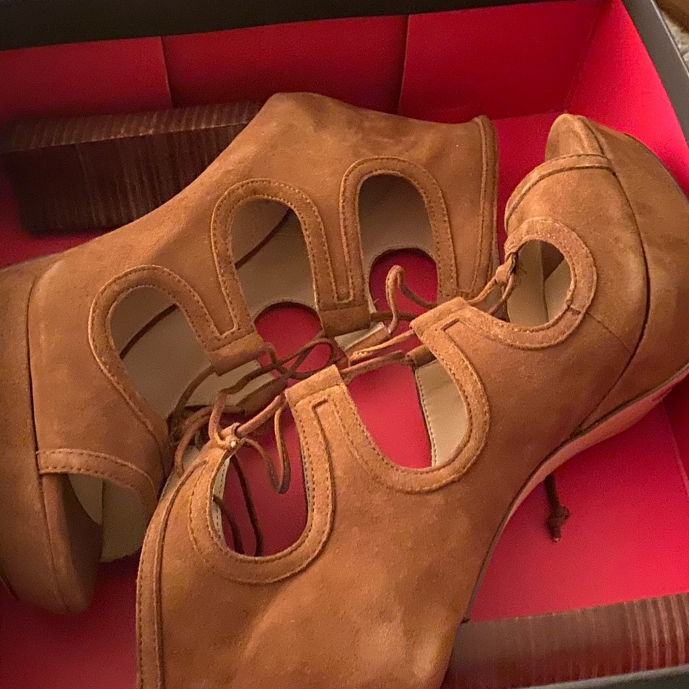 Brand new suede size9.5 VinceCamuto